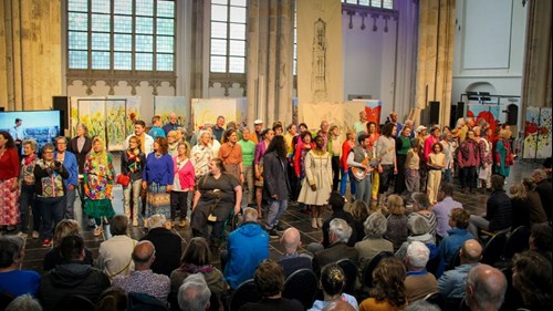 Schudders tussen de zangers van de flashmob